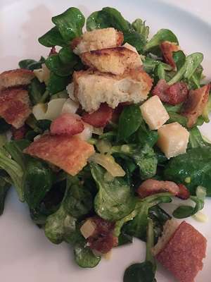 Nüssli-Salat mit Ei und Coutons
