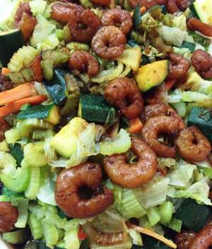 Koreanischer Garnelen-Wok mit Goldreis