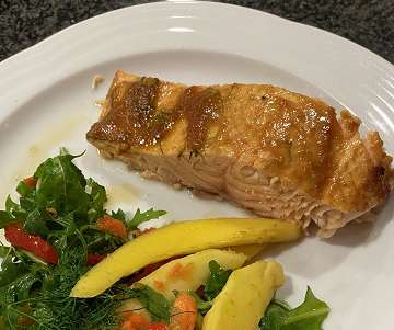 Lachs auf dem Zedernholzbrett