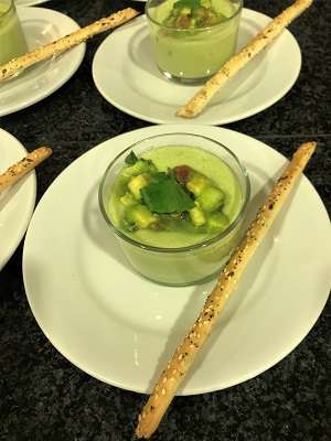 Kalte Gurken-Avocado-Suppe