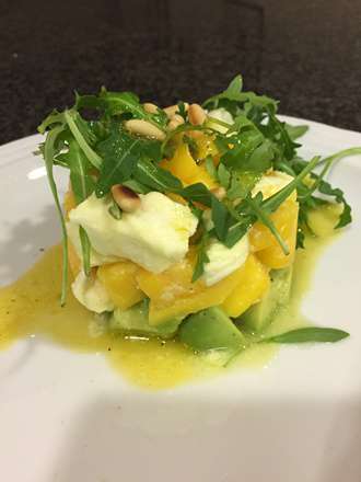 Avocoado-Büffelmozzarella-Salat mit Mango