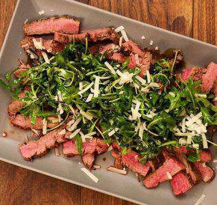 Flanksteak mit Ruccola und Parmesan