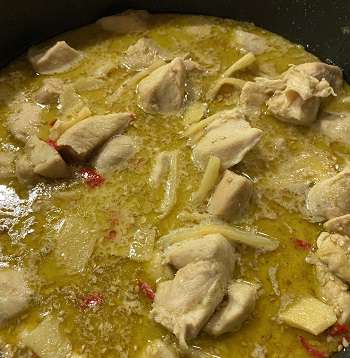 Pad Bai Ga-Prow Keow Wan Gai - grünes Hühnercurry