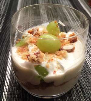 Schichtdessert mit Weintrauben