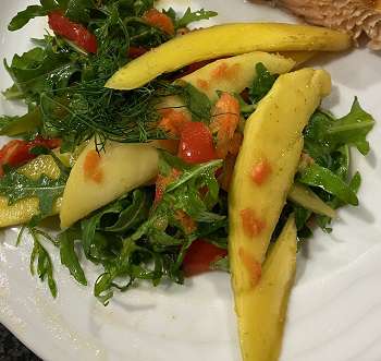 Mangosalat mit Erdnüssen