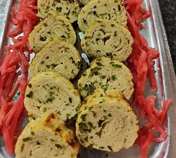 Tamagoyaki gerolltes japanisches Omelett