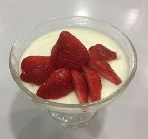 Rhabarbermousse mit Erdbeeren