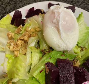 Nüssli-Randen Salat mit verlorenem Ei