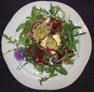 Rucolasalat mit Semmelknödel und Mozzarella