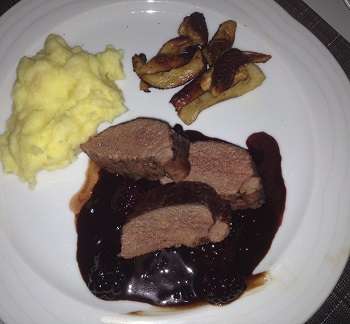 Rehrückenmedaillon mit Brombeer-Schokoladen-Sauce