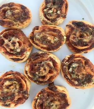 Pizza-Schnecken mit Raclettekäse