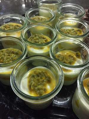 Zitronencrème mit Mango und Passionsfrüchte