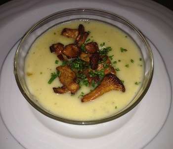 Schwarzwurzelcrèmesuppe mit Vanille-Pfifferlingen