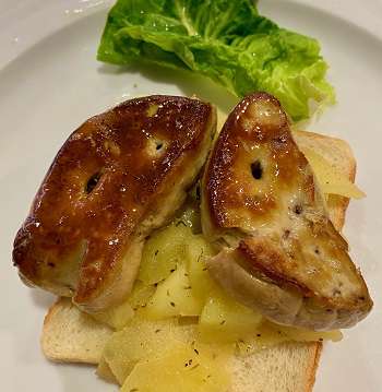 Entenleber mit Apfel auf Toast