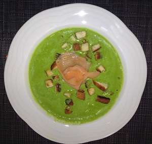 Pestoschaumsuppe mit Lachs