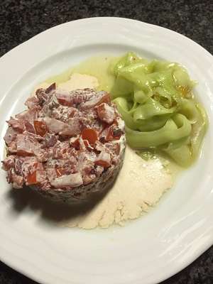 Mostbröcklitatar mit Honig-Gurkensalat