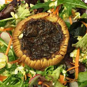 Bärlauch-Quiche auf Salatbett