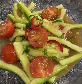 Tam Taeng Gurkensalat mit Tamarindensaft