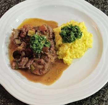 Ossobuco alla Milanese mit Safranrisotto und Cremolata