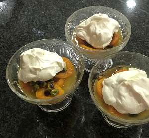 Caramel-Aprikosen mit Joghurtschaum