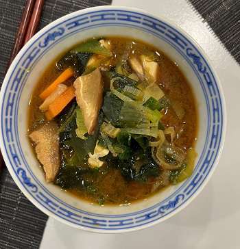Miso-Suppe mit Wakame & Tofu - Misoshiru -