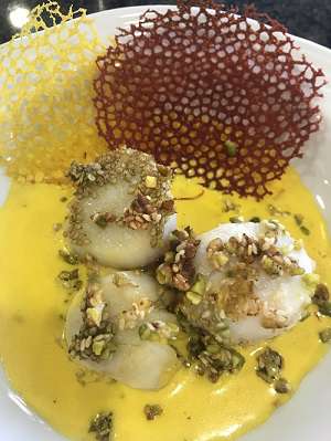 Coquilles St. Jacques in Pistazien-Sesamkruste auf Safransauce