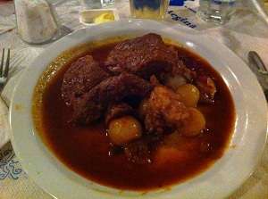 Stifado - Rindseintopf mit Zwiebeln